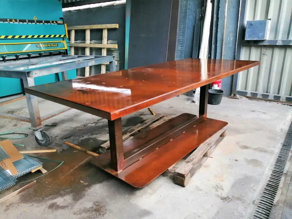 grande table en métal